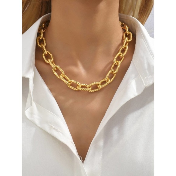 Minimalist chunky gold Chain Necklace - Picture 4 of 10